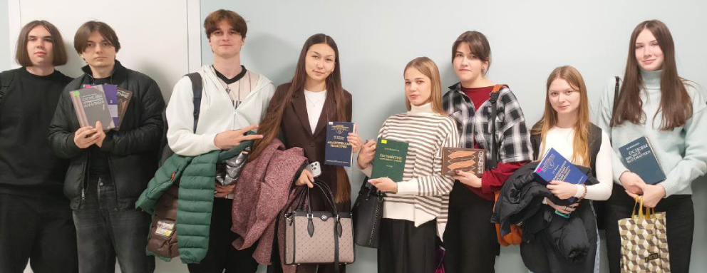 Баннер: В рамках подготовки к новому учебному году, научно-техническая библиотека Калужского филиала МГТУ им. Н.Э. Баумана провела комплекс мероприятий, направленных на регистрацию студентов 1 курса в библиотеке, а также выдачу комплектов учебников на 1 семестр. Кроме этого была оказана помощь в регистрации студентов 1 курса, магистров и аспирантов в Электронно-библиотечных системах (ЭБС).